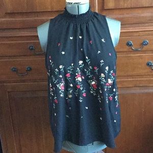 Super cute top with embroidered flowers